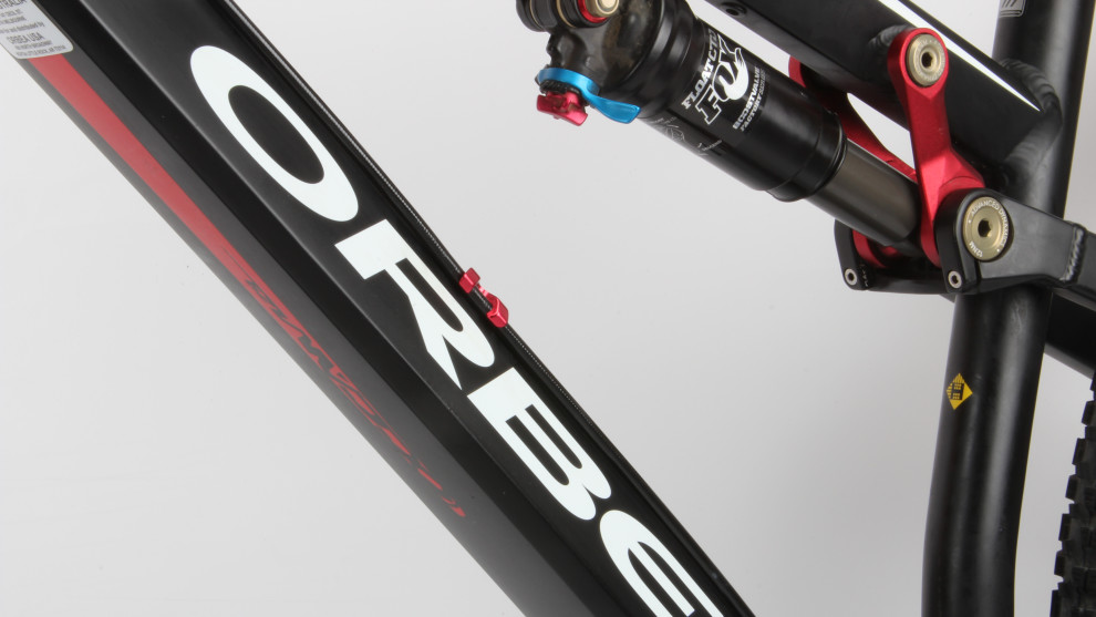 While most tubes are straight, there&rsquo;s some elaborate hydroforming throughout the frame&mdash;the down tube for example has a rectangular profile.